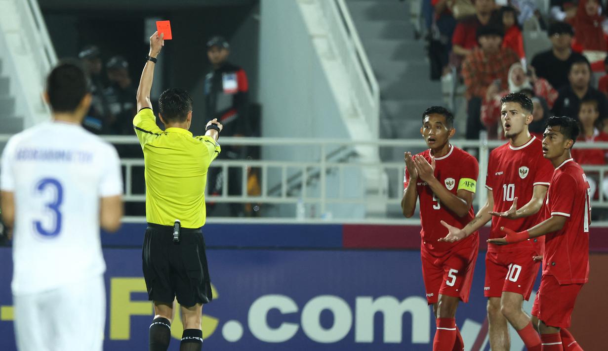 Kapten Timnas Indonesia U-23, Rizky Ridho diusir dari lapangan setelah dianggap melakukan pelanggaran berat kepada kapten Uzbekistan, Abdurauf Buriev. Ridho diganjar kartu merah karena kakinya mengenai bagian kemaluan sang pemain setelah menyapu bola. Harapan untuk menyamakan kedudukan pupus seketika karena Garuda Muda hanya bermain dengan 10 orang. Malah, mereka kembali kebobolan pada menit ke-86 lewat gol bunuh diri Pratama Arhan yang membuat skor menjadi 0-2. (AFP/Karim Jafaar)
