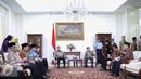 Wapres Jusuf Kalla berbincang dengan Wakil PM Malaysia Ahmad Zahid Hamidi di Istana Wapres, Jakarta, Jumat (18/9/2015). Wapres JK dan Wakil PM Hamidi melaksanakan salat Jumat bersama di Masjid Baturrahman. (Liputan6.com/Faizal Fanani)