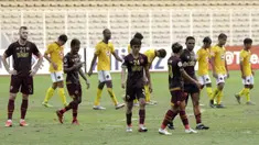 Pemain PSM Makassar tampak kecewa usai ditahan imbang Kaya FC-Iloilo pada laga penyisihan Grup H Piala AFC di Stadion Madya, Jakarta, Selasa (10/3/2020). Kedua tim bermain imbang 1-1. (Bola.com/M Iqbal Ichsan)