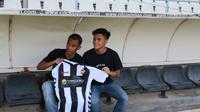 Dallen Ramadan dan Mahir Radja Djamaoeddin, memamerkan kostum klub barunya Castellon. (Bola.com/Dok. Pribadi)