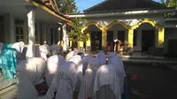 Warga penganut Islam Aboge di Dusun Krajan, Desa Leces, Kecamatan Leces, Kabupaten Probolinggo, Jawa Timur, melaksanakan Salat Id dan penyembelihan hewan kurban pada Minggu (3/9/2017) pagi. (Liputan6.com/Dian Kurniawan)