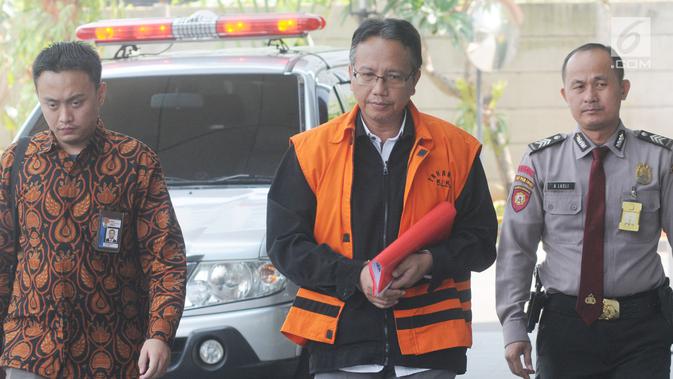 Plt Sekretaris DPPKAD Kabupaten Kudus Akhmad Sofyan berjalan akan menjalani pemeriksaan di Gedung KPK, Jakarta, Rabu (11/9/2019). Akhmad Sofyan diperiksa sebagai tersangka terkait kasus suap pengisian jabatan perangkat daerah Kabupaten Kudus tahun 2019. (merdeka.com/Dwi Narwoko)