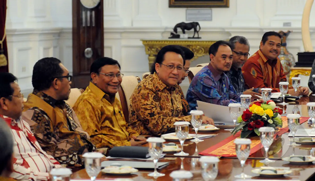 Ketua DPD RI, Irman Gusman dan para pimpinan DPR RI saat saat rapat Konsultasi di Istana Merdeka, Jakarta, Senin (2/2/2015). Rapat konsultasi tersebut membahas isu terkini di dalam negeri. (Liputan6.com/Faizal Fanani)