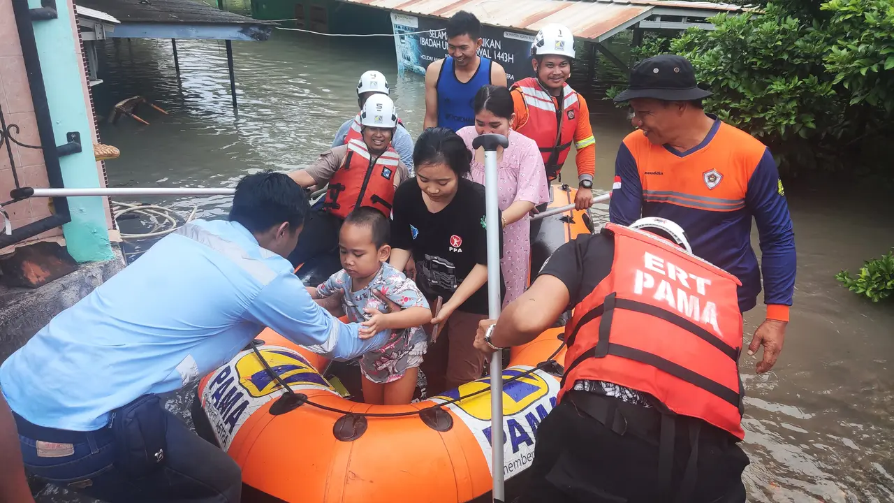 PAMA Persada Salurkan Ribuan Paket Logistik untuk Korban Banjir di Muara Enim