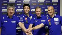 Valentino Rossi (kedua dari kiri), resmi memperpanjang kontrak di Yamaha hingga 2018, Sabtu (19/3/2016). (motorsport.com)