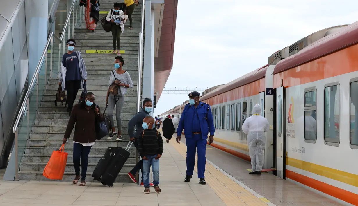 Para penumpang bersiap menaiki kereta di Stasiun Nairobi di Nairobi, Kenya (13/7/2020). Jalur Kereta Rel Standar (Standard Gauge Railway/SGR) Mombasa-Nairobi pada Senin (13/7) kembali membuka layanan penumpang di tengah peningkatan langkah-langkah pencegahan COVID-19. (Xinhua/Feng Dong)