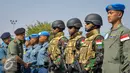 Panglima TNI Jenderal Gatot Nurmantyo bersalaman dengan prajurit di Dermaga Mako Kolinlamil, Jakarta, Kamis (27/8/2015). Sebanyak 107 prajurit akan mengunakan KRI Bung Tomo-357 ke Lebanon untuk menjalankan misi perdamaian. (Liputan6.com/Faizal Fanani)