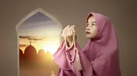 Ilustrasi Membaca Sholawat Nabi Credit: shutterstock.com