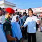 Siswa SMA di Buton mengeluh ke Jokowi akibat handphone miliknya rusak (Foto: Sekretariat Presiden)