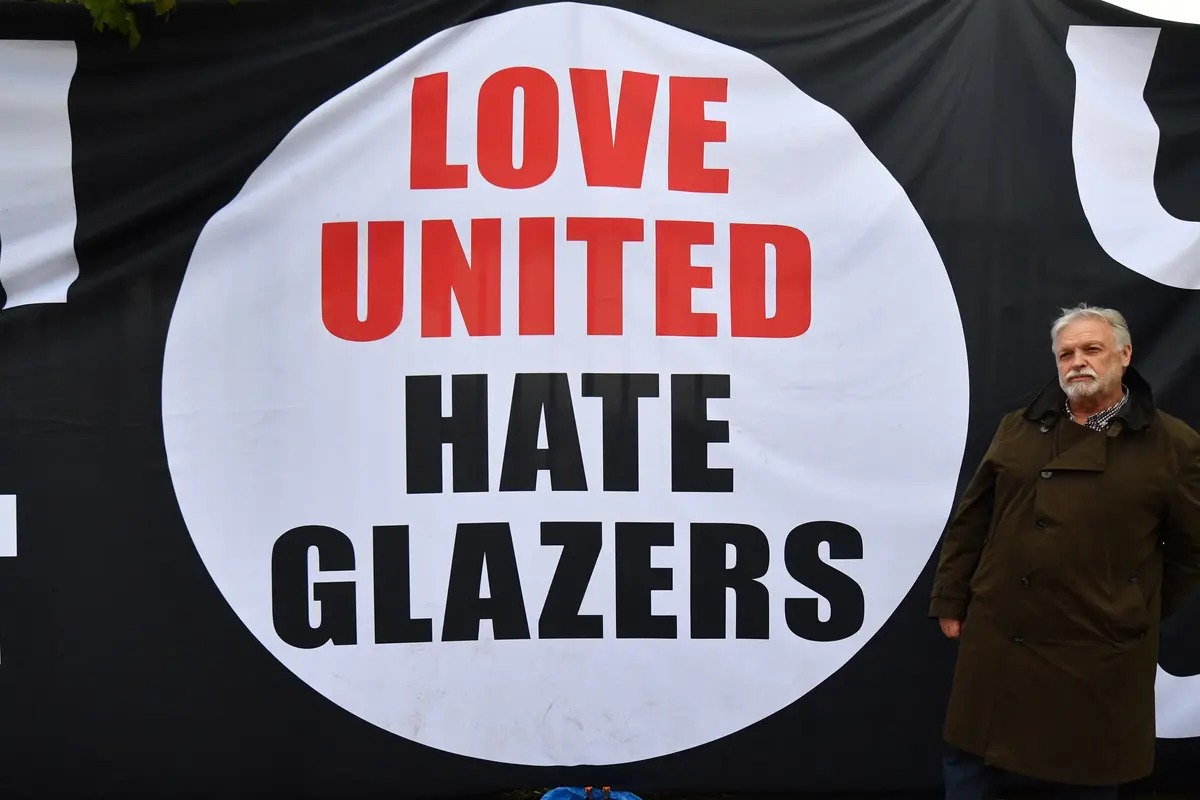 Foto: Demo Keluarga Glazer oleh Fans MU Sambut Kedatangan Casemiro di Old Trafford