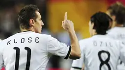 Selebrasi striker Miroslav Klose seusai mencetak gol pertama Jerman ke gawang Kazakhstan dalam lanjutan kualifikasi Euro 2012 Grup A di Fritz-Walter Stadion, 26 Maret 2011. Jerman unggul 4-0. AFP PHOTO / JOHANNES EISELE
