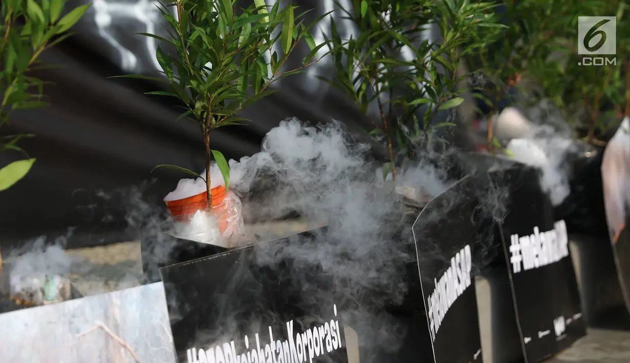 Aktivis Walhi melakukan aksi protes pembakaran hutan, Jakarta, Selasa (8/8). Walhi menuntut pemerintah dapat menegakkan hukum bagi korporasi pembakar hutan yang telah berlangsung setiap tahun. (Liputan6.com/Immanuel Antonius)