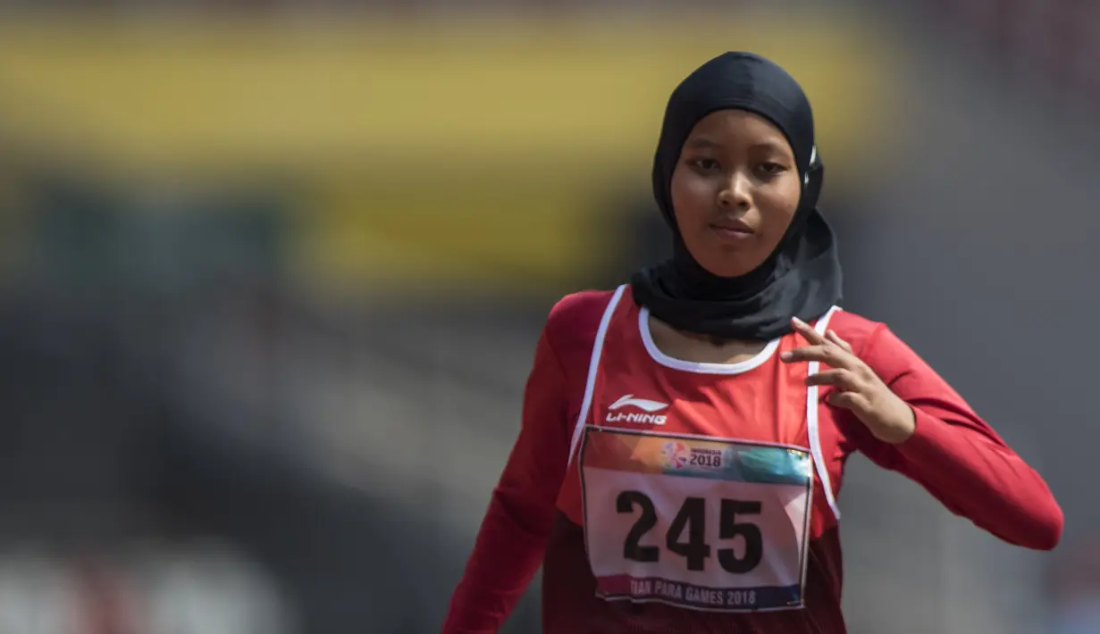 Pelari Indonesia, Tiarani Karisma, beradu cepat pada final Asian Para Games cabang atletik nomor lari 100 meter T42 / T63 di SUGBK, Jakarta, Rabu (10/10/2018). (Bola.com/Vitalis Yogi Trisna)