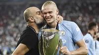 Pelatih Manchester City,  Pep Guardiola, mencium Erling Haaland saat perayaan juara UEFA Super Cup 2023 di Stadion Georgios Karaiskakis, Kamis (17/8/2023). Laga Piala Super Eropa kali ini berakhir imbang 1-1 dalam 90 menit, Man City menang 5-4 di babak adu penalti. (AFP/Spyros Bakalis)