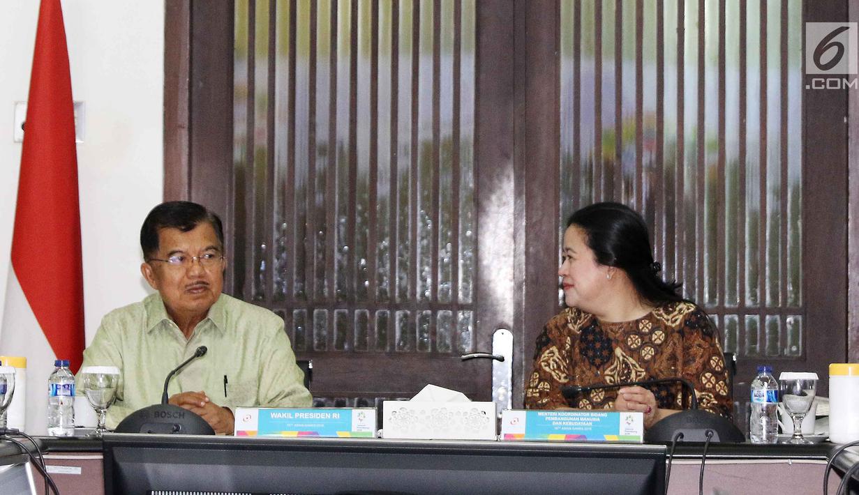 Wapres Jusuf Kalla berbincang dengan Menko PMK Puan Maharani disela rakor persiapan Asean Games 2018 di Jakarta, Senin (19/2). Poin tersebut yaitu transportasi, koneksi jaringan data, kordinasi internal dan kordinasi external. (Liputan6.com/Angga Yuniar)