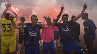 Para pemain PSIS merayakan kemenangan atas Martapura FC pada laga perebutan tempat ketiga Liga 2 di Stadion GBLA, Bandung, Selasa (28/11/2017). PSIS menang 6-4 atas Martapura FC. (Bola.com/Vitalis Yogi Trisna)