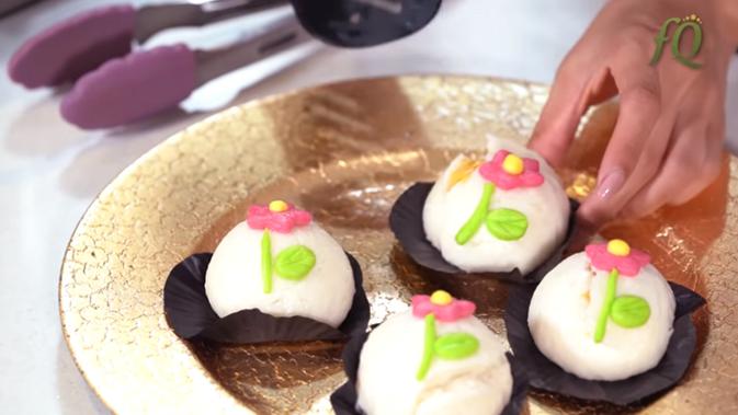 Kreasi bakpao telur asin ala Farah Quinn. (Screenshot YouTube Farah Quinn/https://www.youtube.com/watch?v=kzUANcxx4YE&t=3s/Putu Elmira)