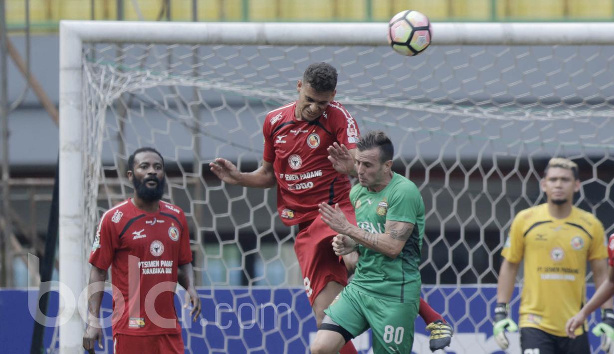 Pemain Semen Padang, Cassio De Jesus, duel udara dengan pemain Bhayangkara, Paulo Sergio Pada laga lanjutan Liga 1 Indonesia di Stadion Patriot, Bekasi, Sabtu (20/05/2017). Bhayangkara FC menang 1-0. (Bola.com/M Iqbal Ichsan)