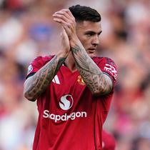 Benjamin Sesko dari Manchester United menyapa para penggemar selama pertandingan&nbsp;Premier League&nbsp;antara Manchester United dan Arsenal di Stadion Old Trafford di Manchester, Inggris, Minggu, 17 Agustus 2025. (Foto AP/Dave Thompson)
