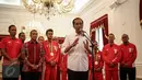 Presiden Jokowi memberikan keterangan saat menerima Kontingen Indonesia untuk Olimpiade Rio 2016, di Istana Merdeka, Jakarta, Rabu (24/8). Jokowi ditemani Menpora Imam Nahrawi dan para Kontingen melakukan pertemuan tertutup. (Liputan6.com/Faizal Fanani)