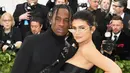 Kylie Jenner sendiri terlihat menyapa dengan riang sang ibu usai tiba di Met Gala. (usmagazine.com)