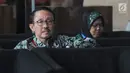 Mantan Kepala Badan Penyehatan Perbankan Nasional (BPPN) I Putu Gede Ary Suta (kiri) menunggu panggilan saat akan menjalani pemeriksaan oleh penyidik di Gedung KPK, Jakarta, Selasa (9/7/2019). I Putu Gede diperiksa terkait dugaan korupsi penerbitan SKL BLBI. (merdeka.com/Dwi Narwoko)