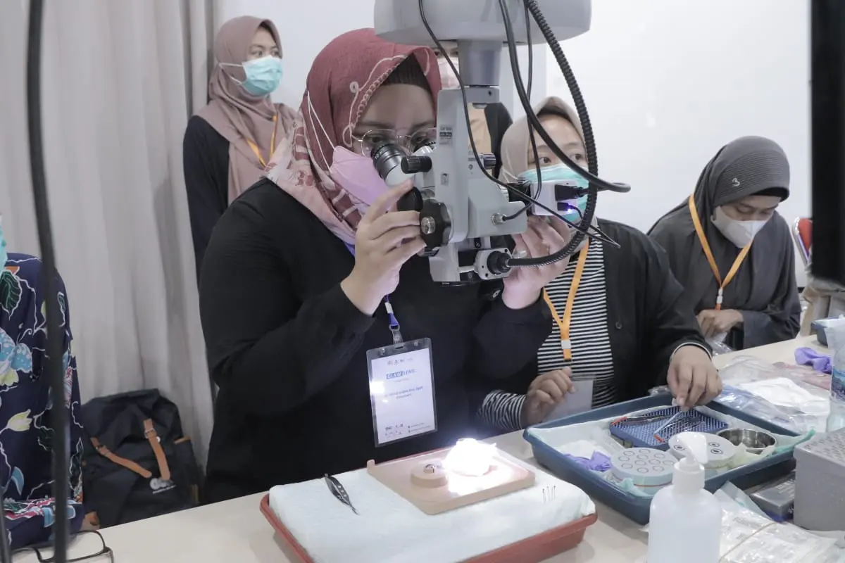 Para dokter spesialis mata saat melakukan praktik Claw Lens untuk atasi komplikasi pada saat Operasi Katarak. (Istimewa)