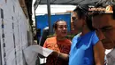 Dengan berbaju simpel dan tanpa makeup, waria yang berdomisili di kawasan Cilandak, Jakarta Selatan mendatangi TPS 075 (Liputan6.com/Johan Tallo)