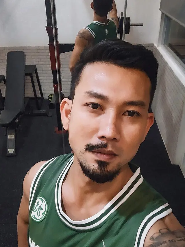 Tampak Lebih Muda Ini 6 Potret Denny Sumargo Usai Cukur Kumis dan Jenggot
