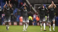 John Obi Mikel, Willian, Kurt Zouma dan Ivanovic memberikan salam kepada suporter usai laga Liga Premier Inggris melawan Crystal Palace di Stadion Selhurst Park, Inggris,, Minggu (3/01/2016). Chelsea menang 3-0. (Reuters/Dylan Martinez)