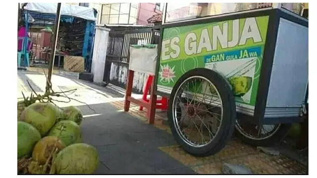 6 Tulisan Nyeleneh di Warung Es Kelapa Muda Ini Bikin Tepuk Jidat
