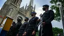 Personel Brimob melakukan penjagaan saat penyisiran di Gereja Katedral, Jakarta, Jumat (24/12/2021). Polda Metro Jaya bersama Satuan Brimob melakukan sterilisasi sejumlah gereja guna memastikan bebas dari bahan berbahaya. (Liputan6.com/Faizal Fanani)
