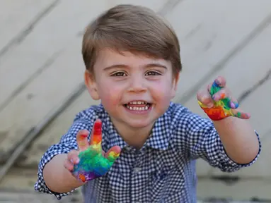 Pangeran Louis saat merayakan ulang tahunnya yang ke-2 di Inggris ( 22/4/2020). Foto-foto acara ulang tahun Pangeran Louis diabadikan oleh ibunya Kate Middleton  serta membagikannya ke akun media sosial Kensington Palace. (The Duchess of Cambridge / Kensington Palace via AP)