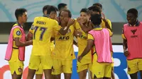 Pemain Persik menyambut Ramiro Fergonzi yang mencetak gol dari assist Faris Aditama saat mengalahkan Persis 0-1 di Stadion Manahan Surakarta, Senin (23/9/2024). (Bola.com/Gatot Sumitro)