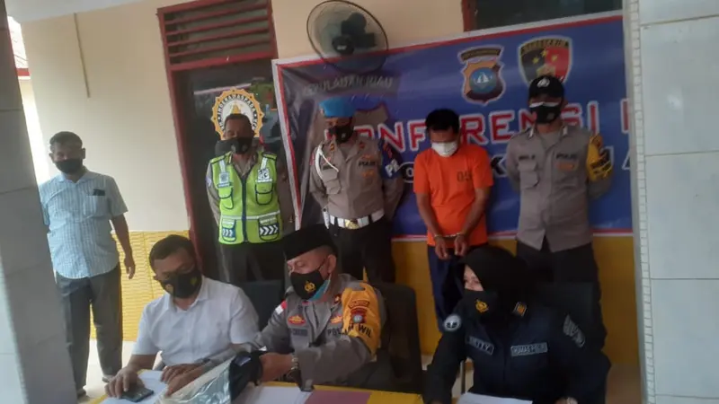 Tim Gabungan Opsnal Satreskim Barelang bersama Unit Reskrim Polsek Batu Aji, Batam berhasil menangkap seorang pendeta berinisial NPS terduga pelaku pencabulan terhadap anak di bawah umur. (Foto: Liputan6.com/Ajang Nurdin)