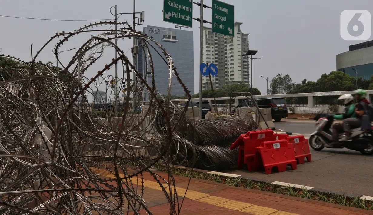 Tumpukan kawat berduri yang akan dipasang di sekitar kompleks Parlemen Gedung DPR/MPR, Senayan, Jakarta, Rabu (16/10/2019). Penjagaan Komplek Parlemen diperketat untuk Pelantikan Presiden dan Wakil Presiden periode 2019 – 2024. (Liputan6.com/Johan Tallo)
