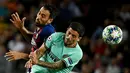 Gelandang Barcelona, Sergio Busquets, duel udara dengan gelandang Inter Milan, Stefano Sensi, pada laga Liga Champions di Stadion Camp Nou, Barcelona, Rabu (2/10). Barcelona menang 2-1 atas Inter. (AFP/Lluis Gene)