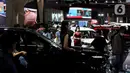 Sales promotion girl (SPG) menunggu pengunjung pada hari kedua pameran Indonesia International Motor Show (IIMS) 2023 di JIExpo Kemayoran, Jakarta Pusat, Jumat (17/2/2023). IIMS 2023 yang berlangsung hingga 26 Februari mengangkat tema "Bringing Opportunity for Otomotive Society Together" (BOOST) dan menghadirkan sekitar 40 merek otomotif dengan menampilkan produk dan konsep terbaru. (Liputan6.com/Johan Tallo)