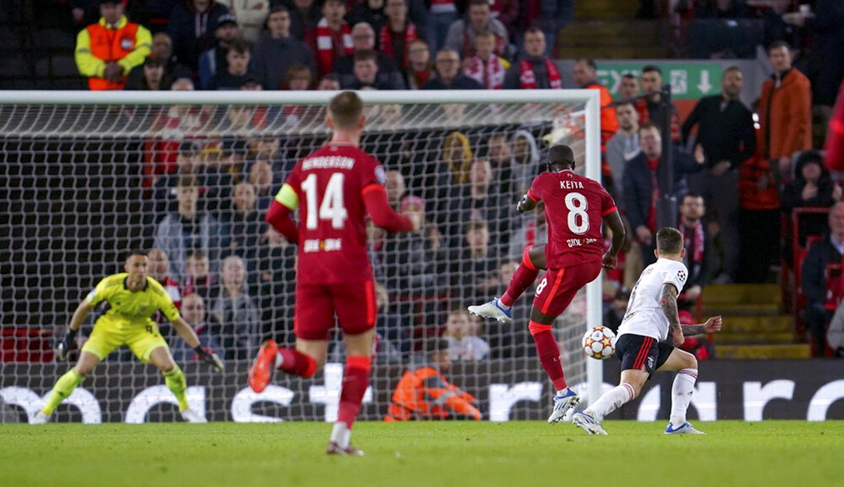 Pemain Liverpool Naby Keita (kedua kanan) melakukan tendangan ke gawang Benfica pada pertandingan sepak bola leg kedua perempat final Liga Champions di Stadion Anfield, Liverpool, Inggris, 13 April 2022. Pertandingan berakhir dengan skor 3-3. (AP Photo/Jon Super)