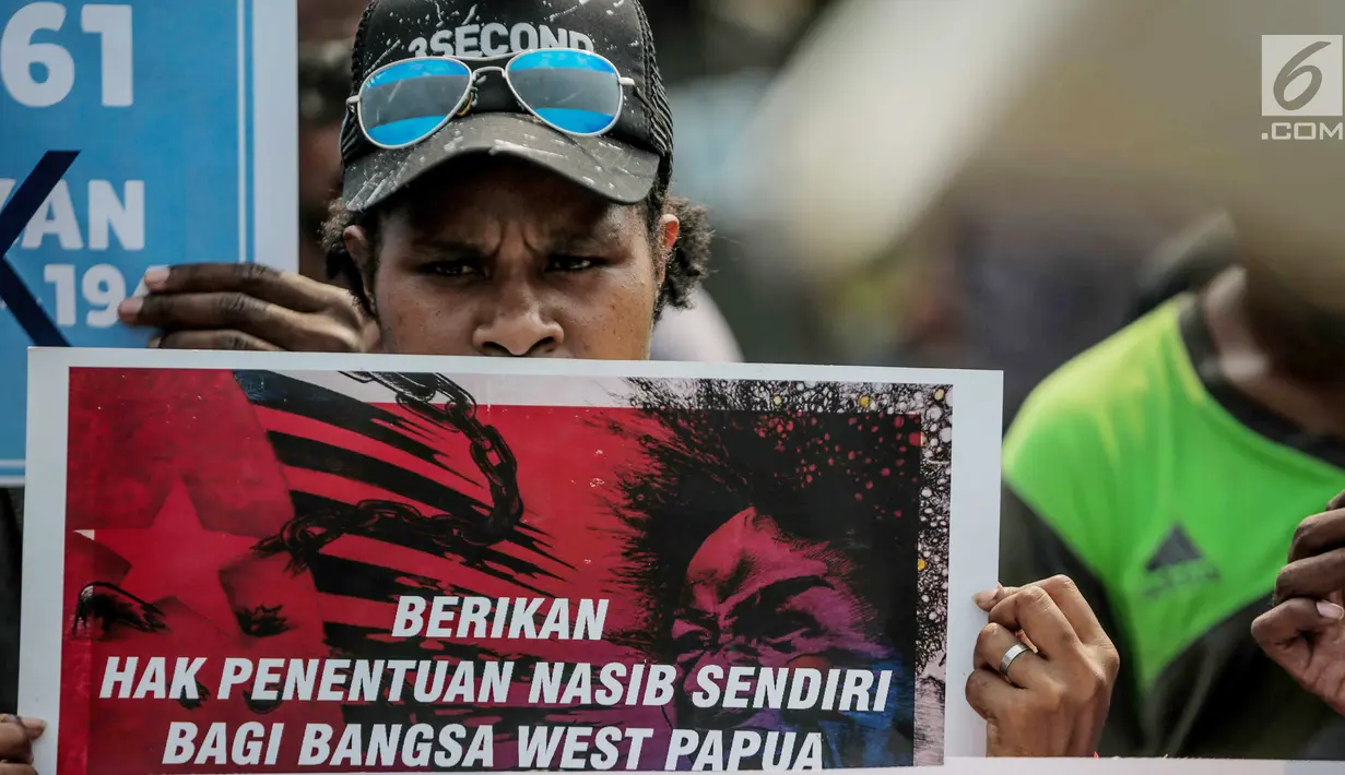 Massa Front Rakyat Indonesia untuk West Papua (FRI-West Papua) menggelar unjuk rasa di depan Kedutaan Besar Amerika Serikat, Jakarta, Kamis (15/8/2019). Massa mengecam Amerika Serikat dan memintanya bertanggung jawab atas penjajahan yang dilakukan di West Papua. (Liputan6.com/Faizal Fanani)