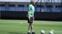 Goran Paulic sudah terlihat bergabung dalam sesi latihan Persib yang digelar di Stadion Gelora Bandung Lautan Api (GBLA), Kota Bandung, Selasa (26/9/2023). (Erwin Snaz/Bola.com)