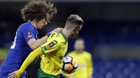 Pemain Chelsea, David Luiz (kiri) berusaha menghalau bola dari jangkauan pemain Norwich City, James Maddison pada laga babak ketiga Piala FA di Stamford Bridge, London, (17/1/2018). Chelsea menang lewat adu penalti 5-3. (AP/Alastair Grant)