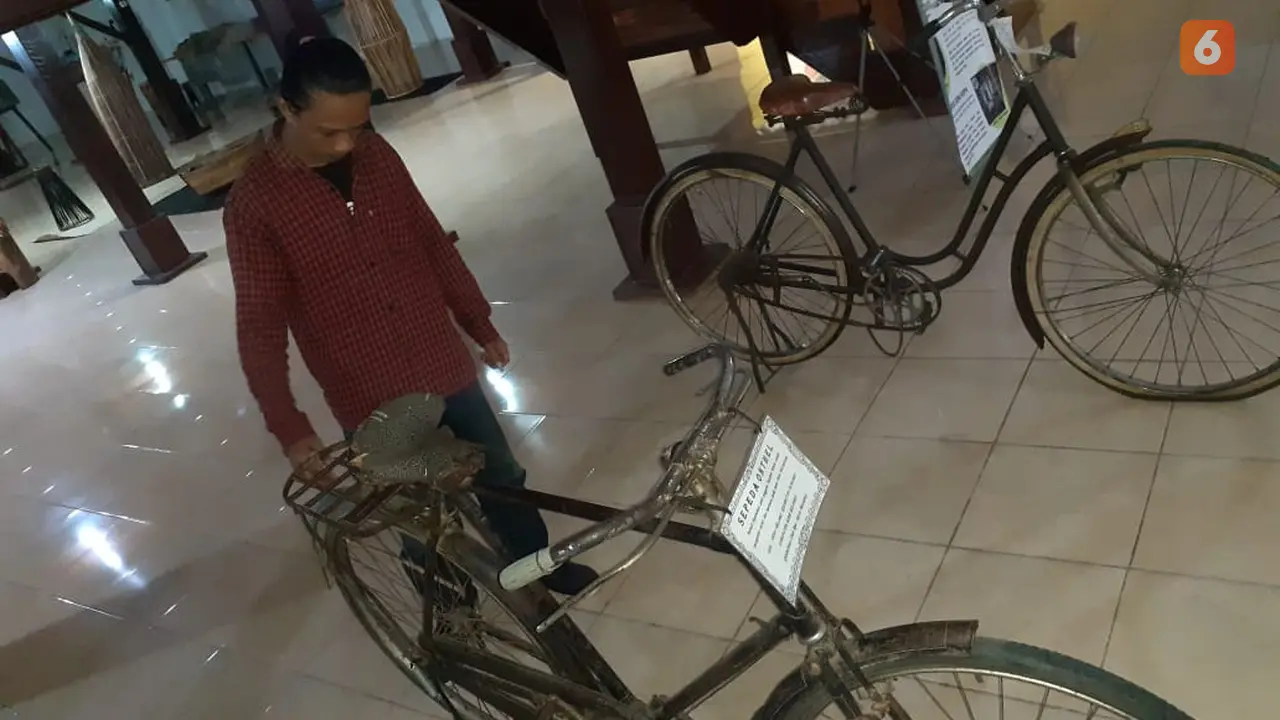 Sepeda Onthel kuno merk Hima masih tersimpan bagus di museum Purbakala Popa Eyato Provinsi Gorontalo.(Arfandi Ibrahim/Liputan6.com)