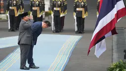 Presiden Prabowo Subianto bersama Perdana Menteri Thailand Anutin Charnvirakul memeriksa pasukan saat upacara penyambutan kenegaraan di Istana Merdeka, Jakarta, Senin (3/8/2026). (AP Photo/Tatan Syuflana)