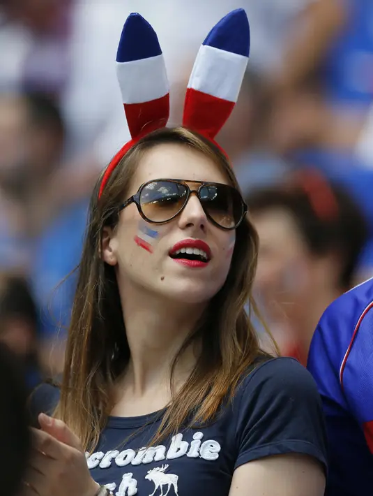 Fans cantik Prancis dengan asesoris layknya kelinci memberi dukungan kepada timnya saat melawan Rep.Irlandia pada babak 16 besar Piala Eropa 2016 di Stade de Lyon, Lyon, Prancis,(26/6/2016). (EPA/Robert Ghement)