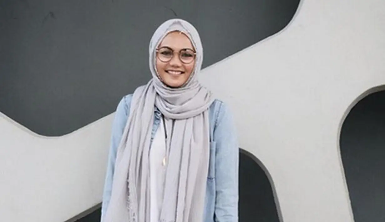 Sejak lebih dari setahun lalu Rina memutuskan untuk tampil dengan hijabnya. Ia pun tentunya mendapat banyak pujian lantaran berani memutuskan untuk menjalankan syariat sebagai wanita muslim dengan berhijab. (Instagram/rinanose16)
