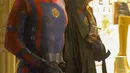 Bradley Cooper dan Irina Shayk tertangkap kamera sedang berdua, sama-sama mengenakan kostum Halloween yang 'niat.' Keduanya memilih menjadi karakter Rocket Raccoon dari film Guardians of the Galaxy. [Foto: Instagram/justjared]