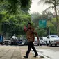 Politisi senior Maruarar Sirait menyambangi kediaman Prabowo di Jalan Kertanegara, Jakarta Selatan, pada Selasa (14/10/2024). (Liputan6.com/Hiysam Adyatma)