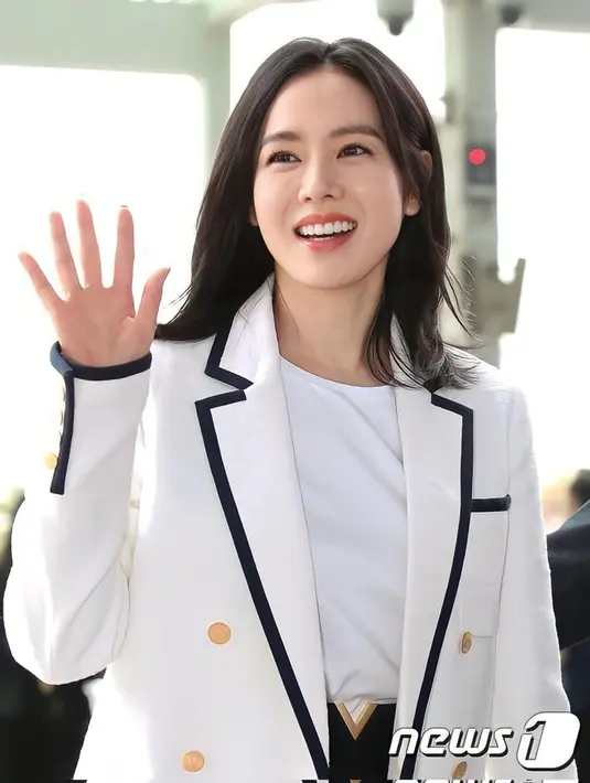 Wajahnya dipoles makeup natural yang memancarkan kulit sehat Son Ye Jin. Sementara rambut sebahunya dibiarkan tergerai.