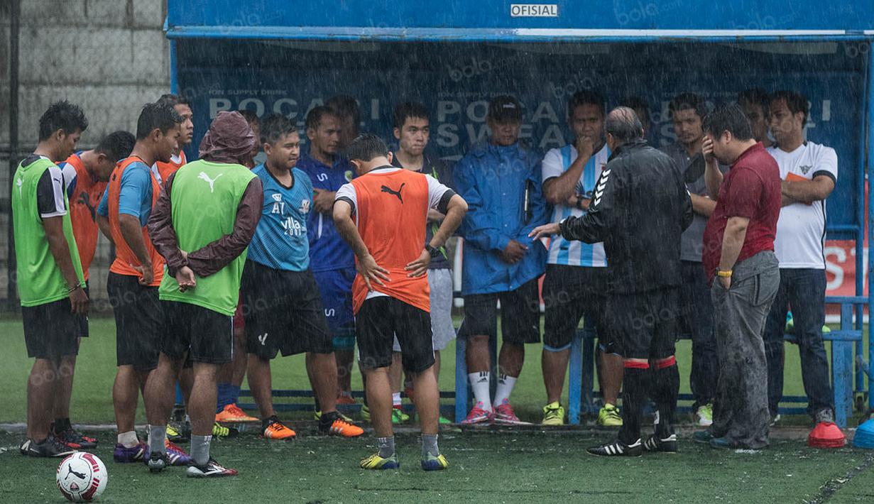 Menurut Guus Griet, meski postur pesepak bola Asia Tenggara tidak seperti Eropa namun ada cara untuk menyiasatinya. (Bola.com/Vitalis Yogi Trisna) 